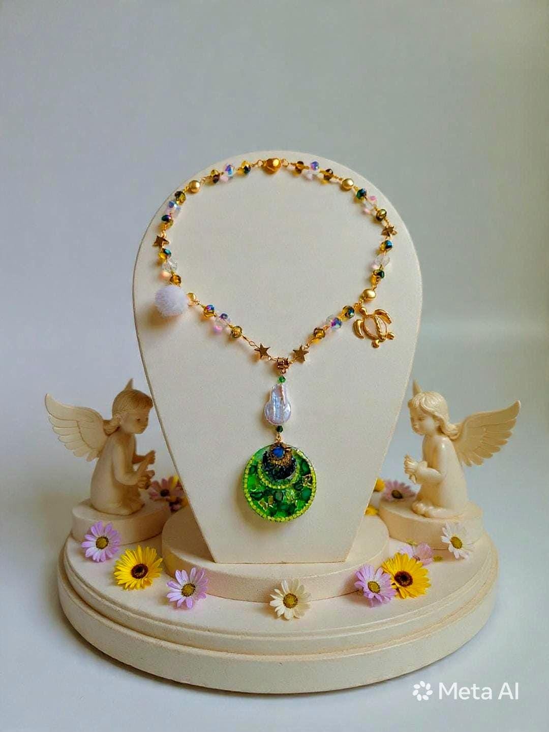 Collier " papillon des tropiques " pendentif  papillons or résiné à la main , chaîne perles d’eau douce, cristal & hématite, bijou tropical