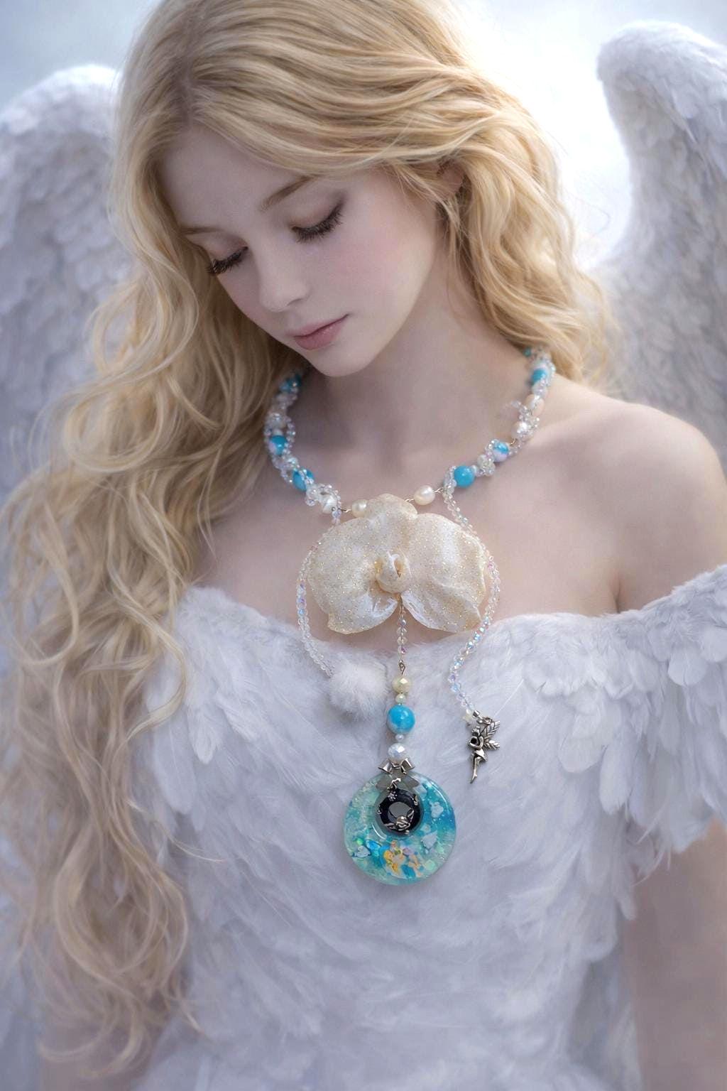 Collier Orchidée des anges résinée - Perles d’Eau Douce, Angelite , cristal- bijou féerique- fait main