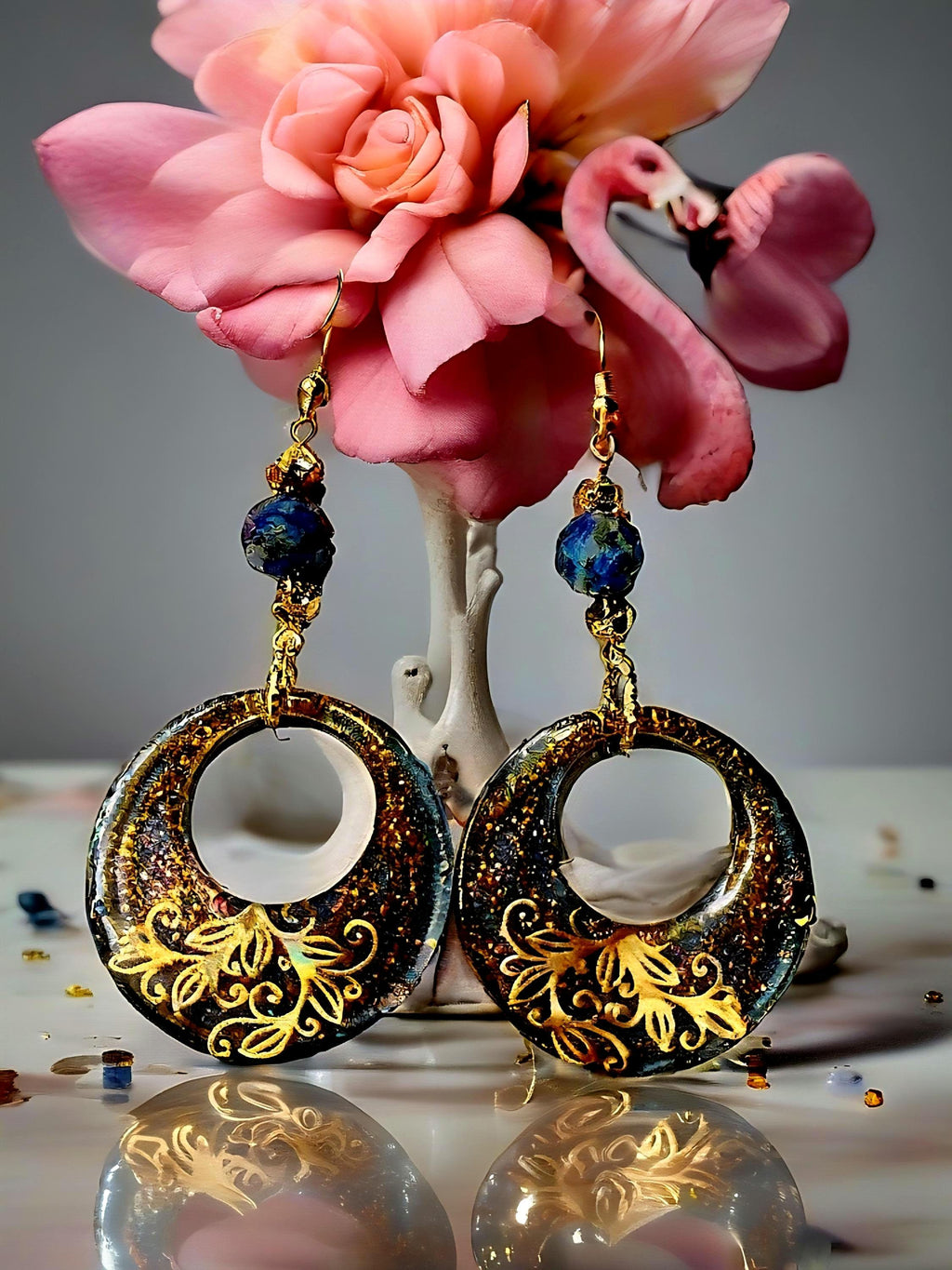 Boucles d'oreilles " jasmine des îles marquises "  en lapis-lazuli & hématite , résiné à la main, bijou artisanal
