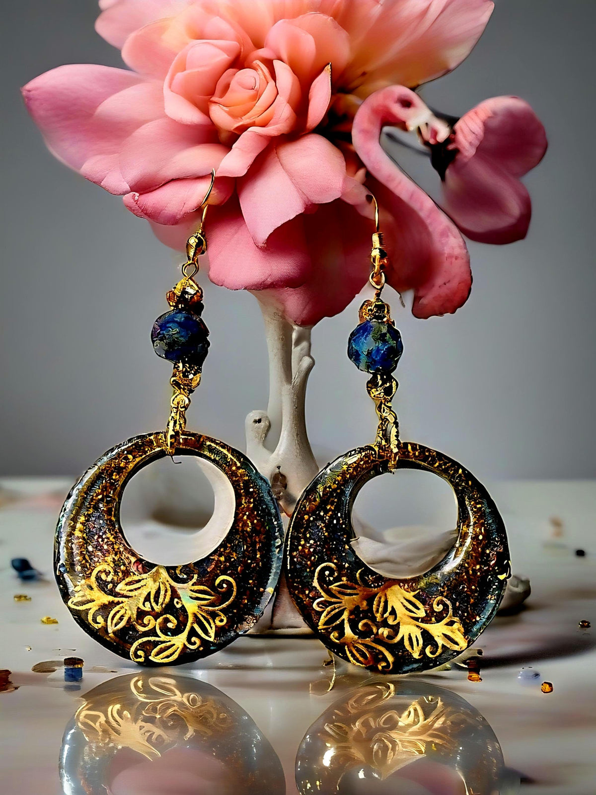 Boucles d'oreilles " jasmine des îles marquises "  en lapis-lazuli & hématite , résiné à la main, bijou artisanal