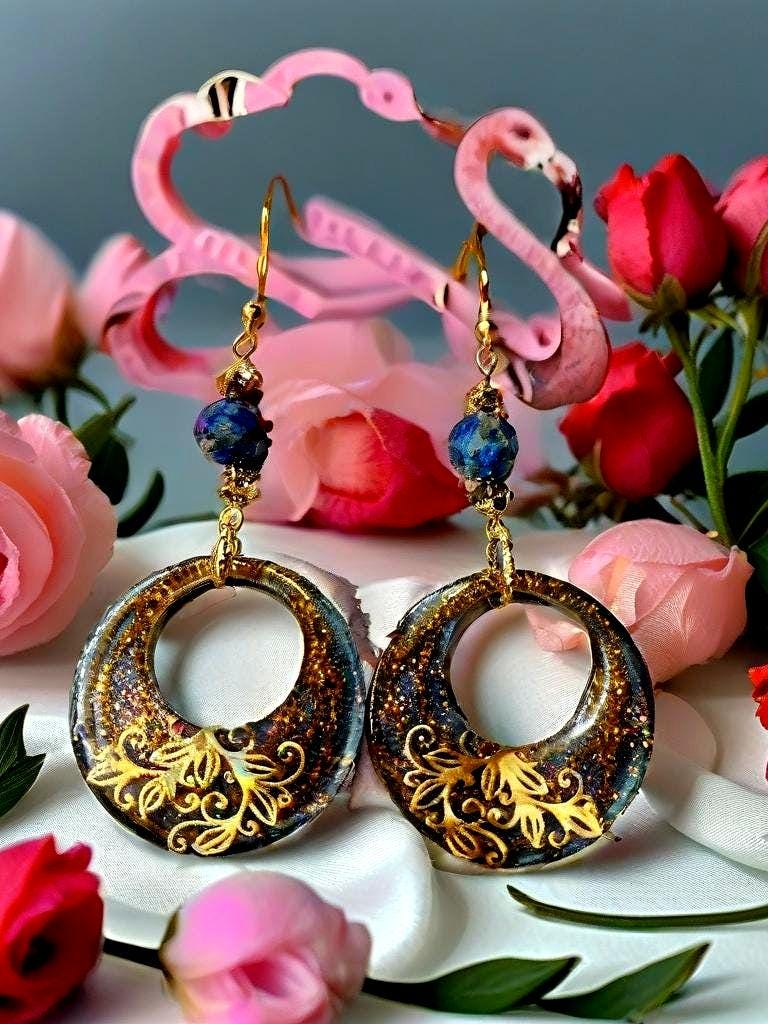 Boucles d'oreilles " jasmine des îles marquises "  en lapis-lazuli & hématite , résiné à la main, bijou artisanal