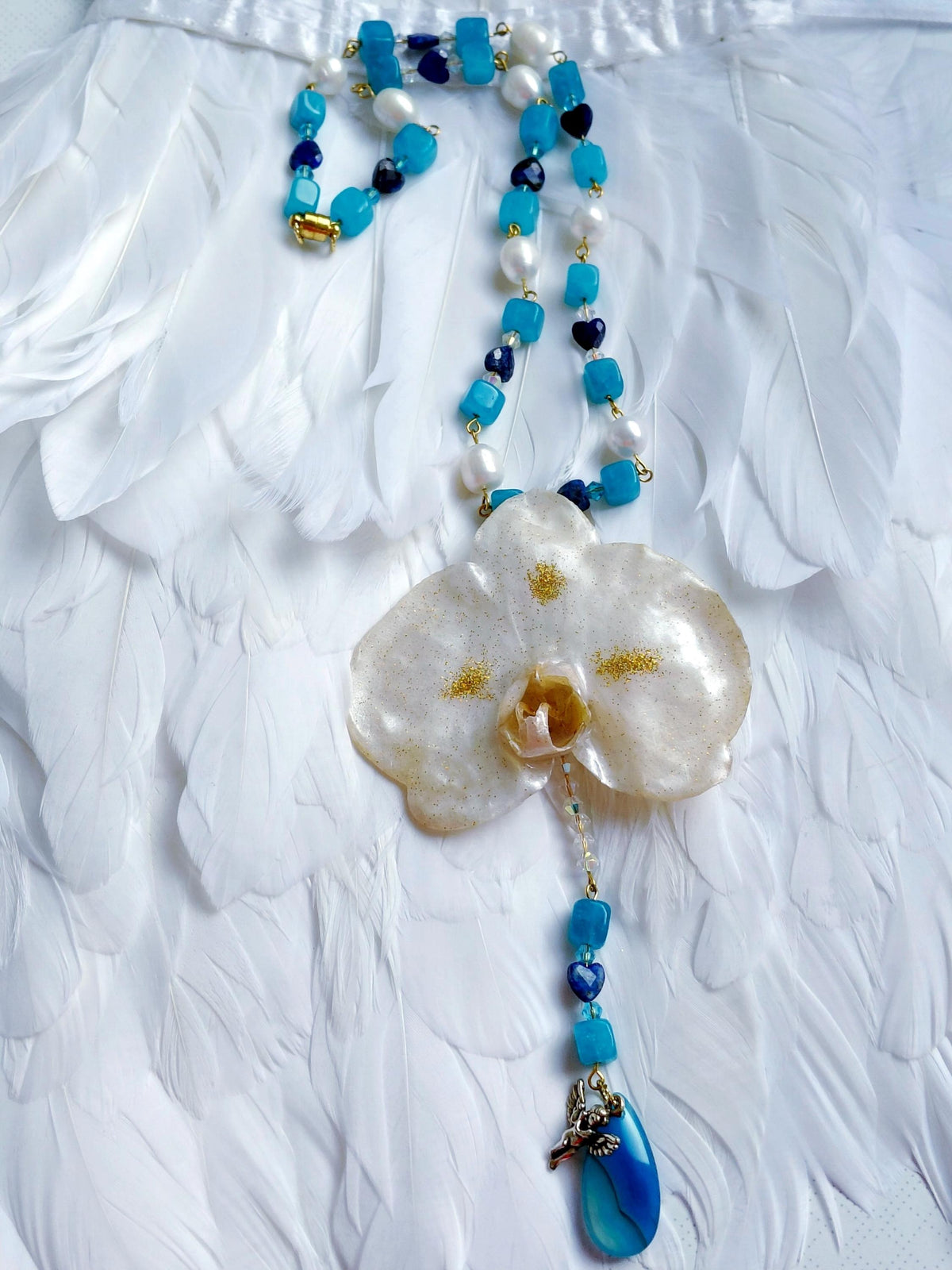 Collier Orchidée des anges en perles d’eau douce naturelle, amazonite & lapis-lazuli ,  bijou fleur naturelle résiné, fait main