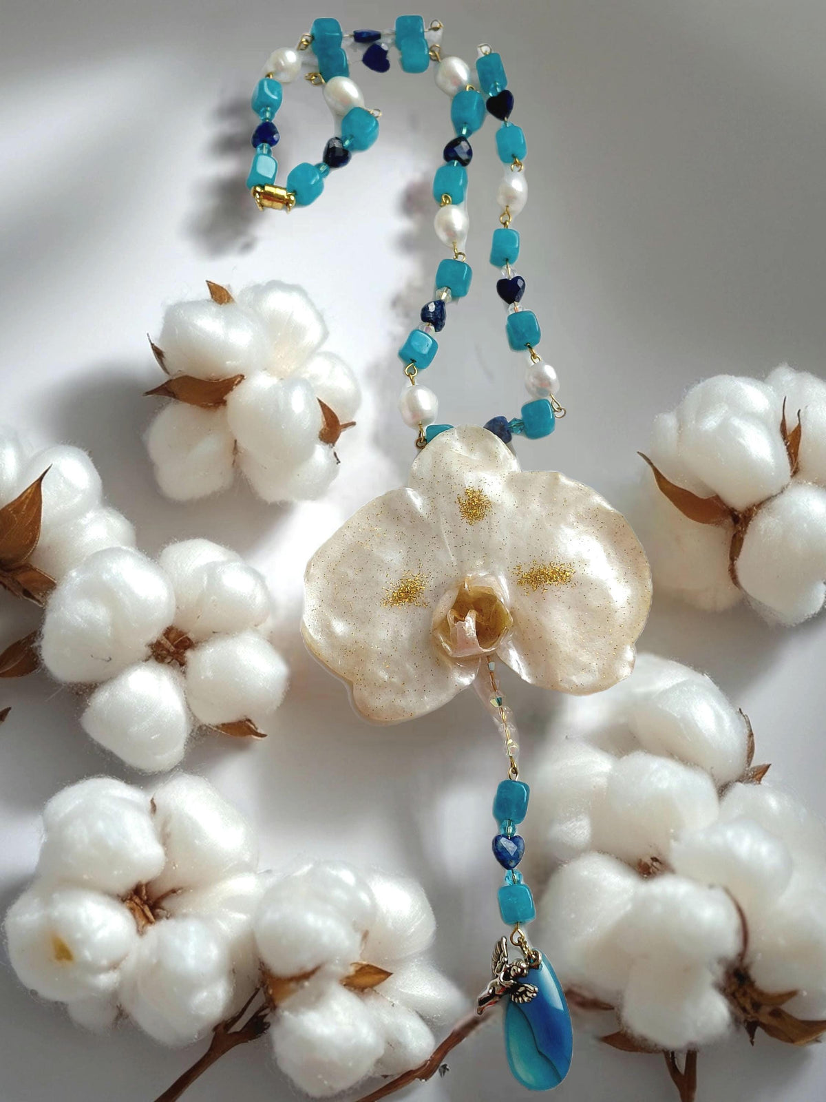 Collier Orchidée des anges en perles d’eau douce naturelle, amazonite & lapis-lazuli ,  bijou fleur naturelle résiné, fait main