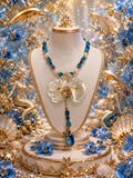 Collier Orchidée des anges en perles d’eau douce naturelle, amazonite & lapis-lazuli ,  bijou fleur naturelle résiné, fait main
