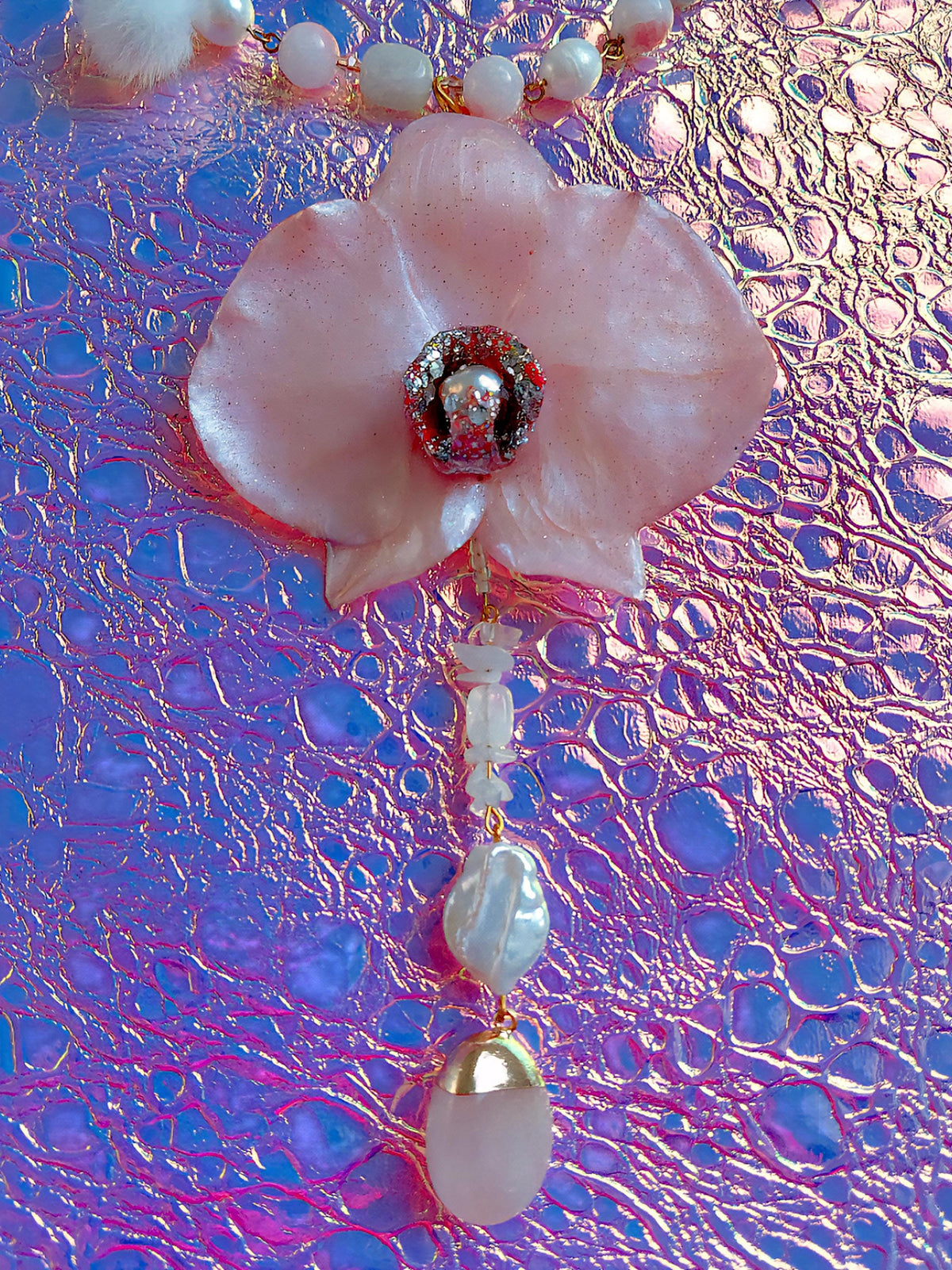 Collier orchidée des anges , fleur exotique résiné à la main, chaîne quartz rose & perles d’eau douce , bijou romantique,  Fait Main