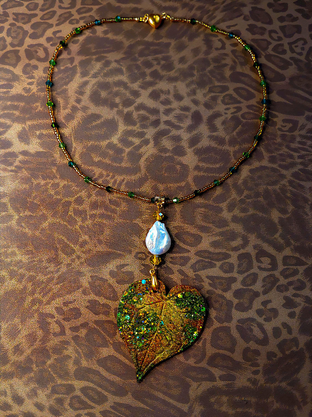 Collier Feuille Tropicale Féerique – Résine Artisanale, Cristal & Perles d’Eau Douce, Bijou Jungle Chic