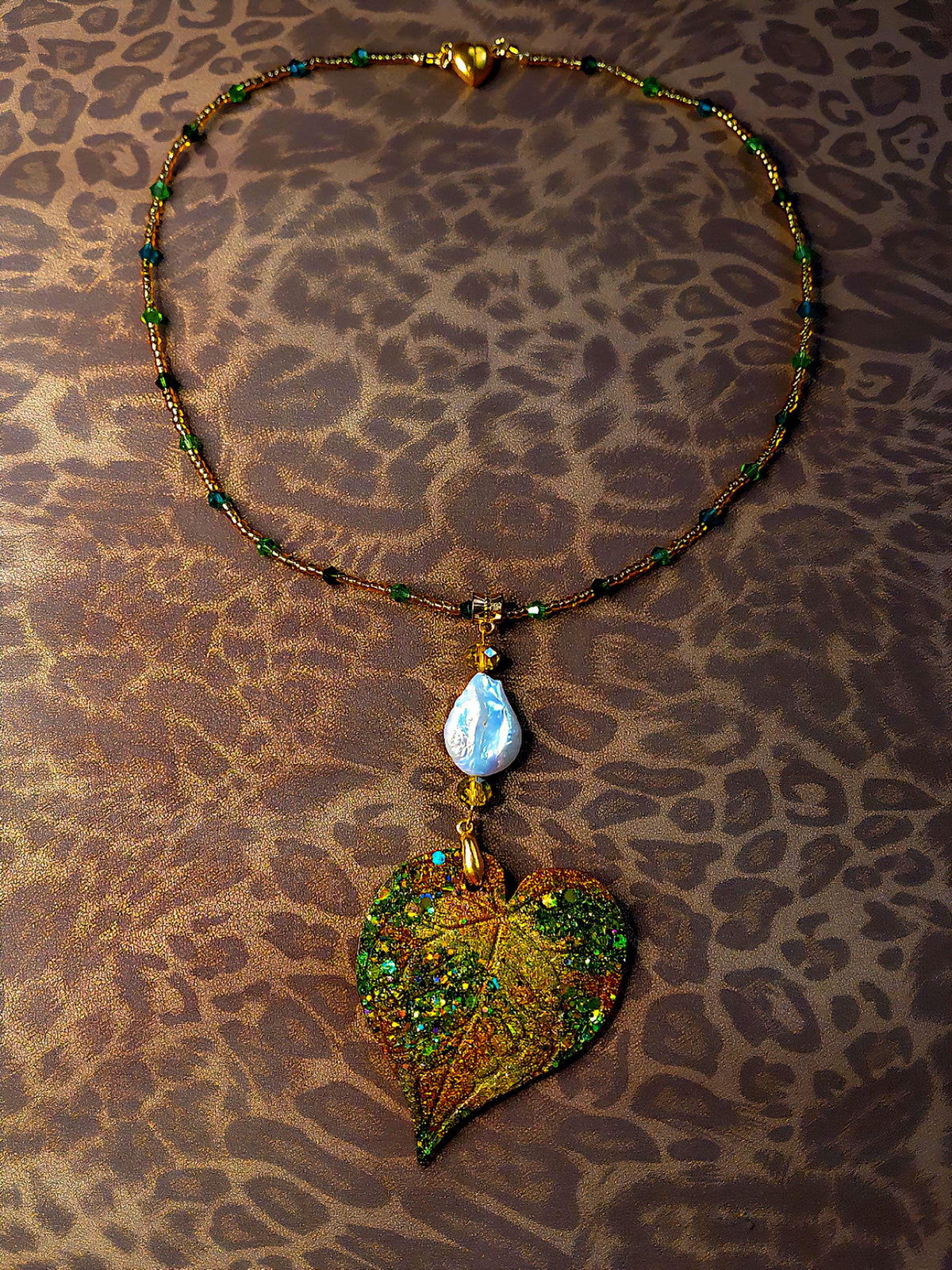 Collier Feuille Tropicale Féerique – Résine Artisanale, Cristal & Perles d’Eau Douce, Bijou Jungle Chic