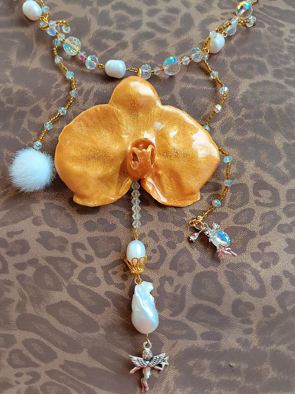 Collier Orchidée des anges , fleur exotique résinée Or – chaîne en perles d’eau douce, cristal & hématite, bijou  artisanal