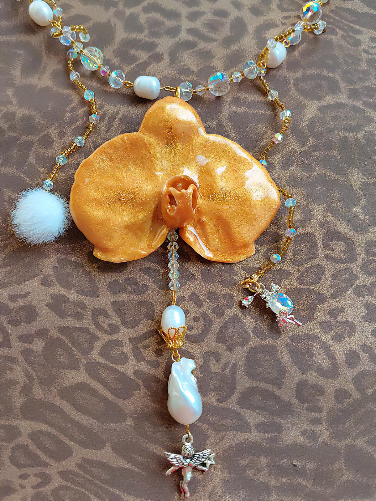 Collier Orchidée des anges , fleur exotique résinée Or – chaîne en perles d’eau douce, cristal & hématite, bijou  artisanal