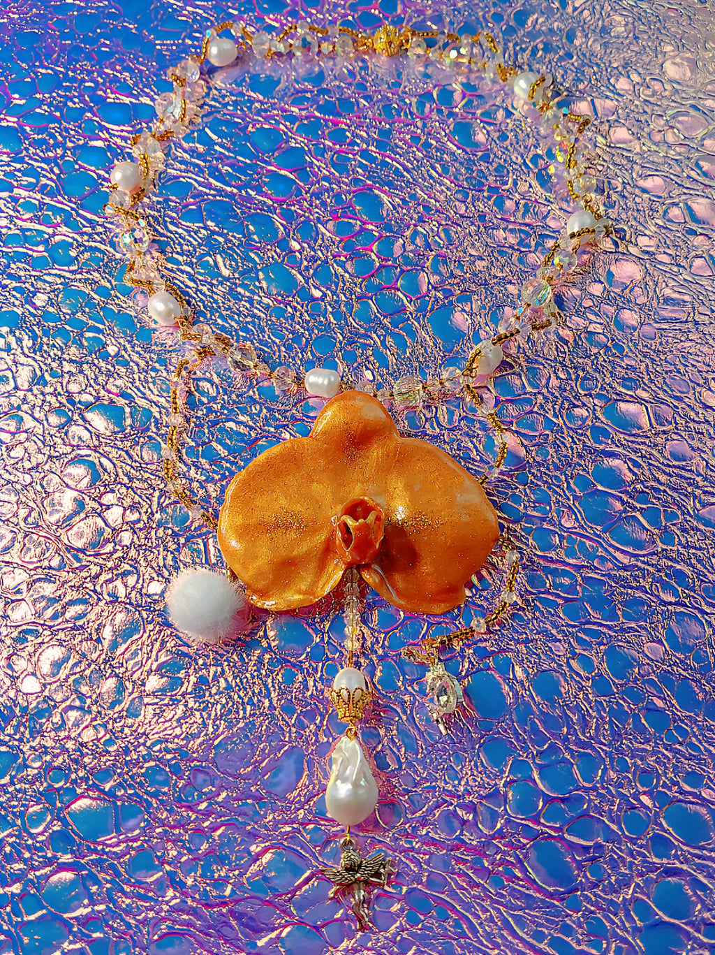 Collier Orchidée des anges , fleur exotique résinée Or – chaîne en perles d’eau douce, cristal & hématite, bijou  artisanal