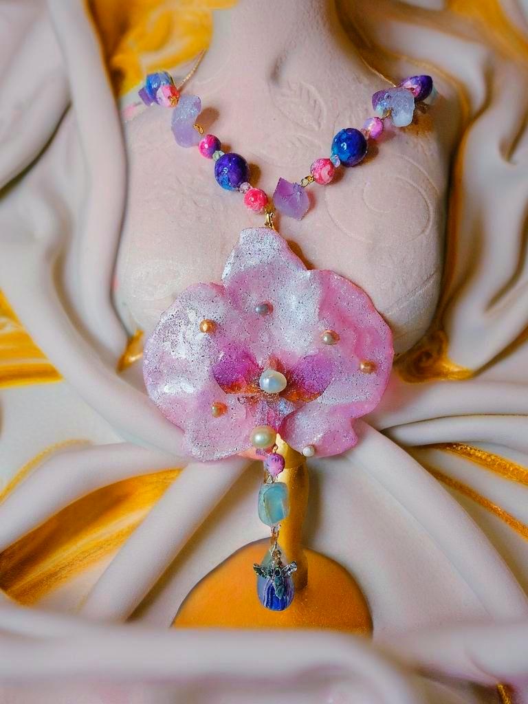 Collier orchidée rêves des anges en améthyste naturelle, perles d’eau douce & jaspe – Bijou trésors des anges fleur éternelle
