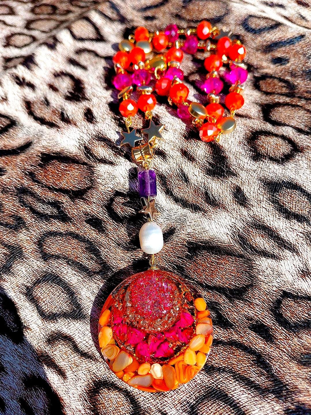 Collier safari en Afrique , pendentif résiné à la main , chaîne en cristal coloré , perles d’eau douce naturelle et hématite