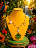Collier " papillon des tropiques " pendentif  papillons or résiné à la main , chaîne perles d’eau douce, cristal & hématite, bijou tropical