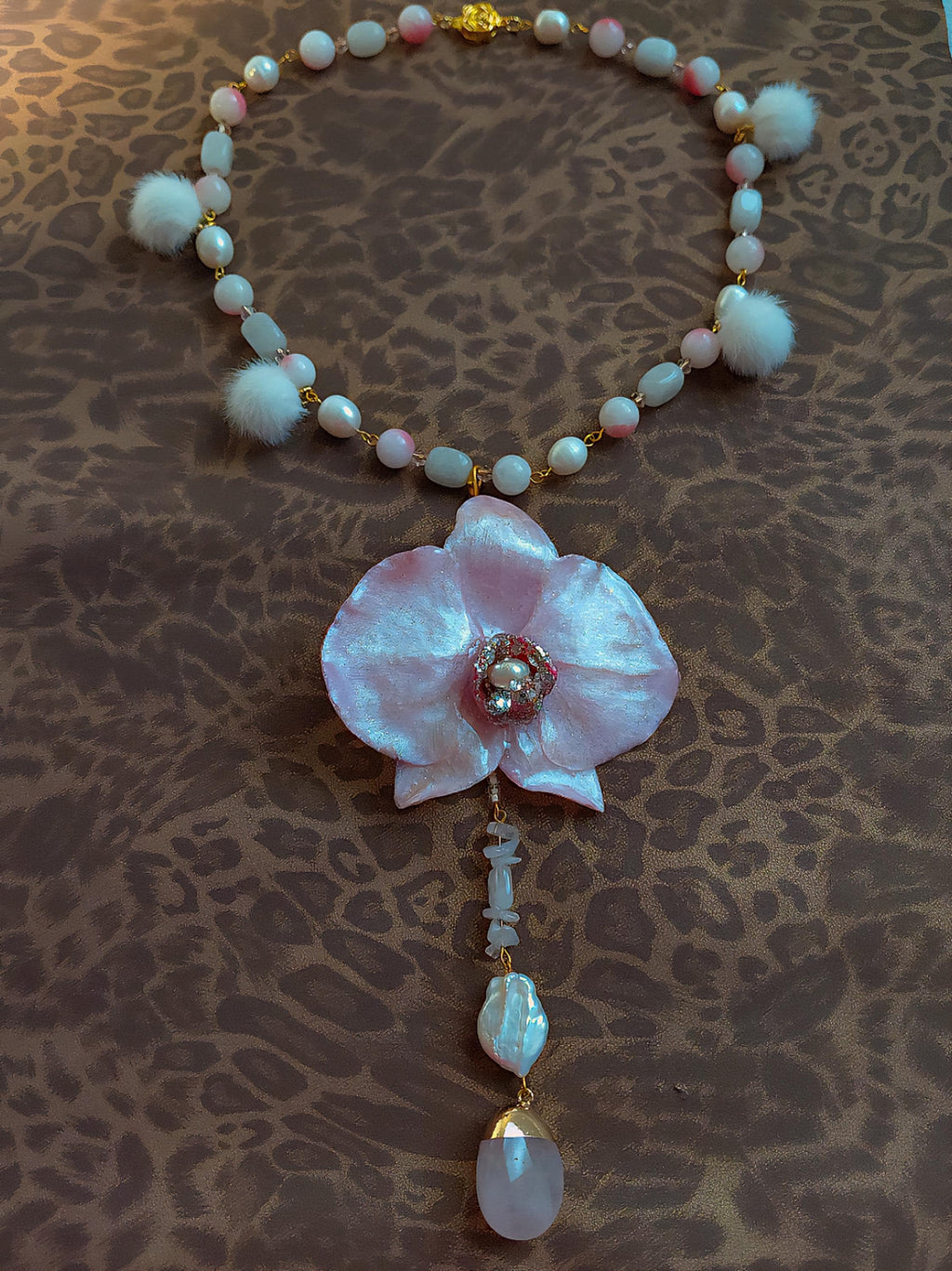 Collier orchidée des anges , fleur exotique résiné à la main, chaîne quartz rose & perles d’eau douce , bijou romantique,  Fait Main
