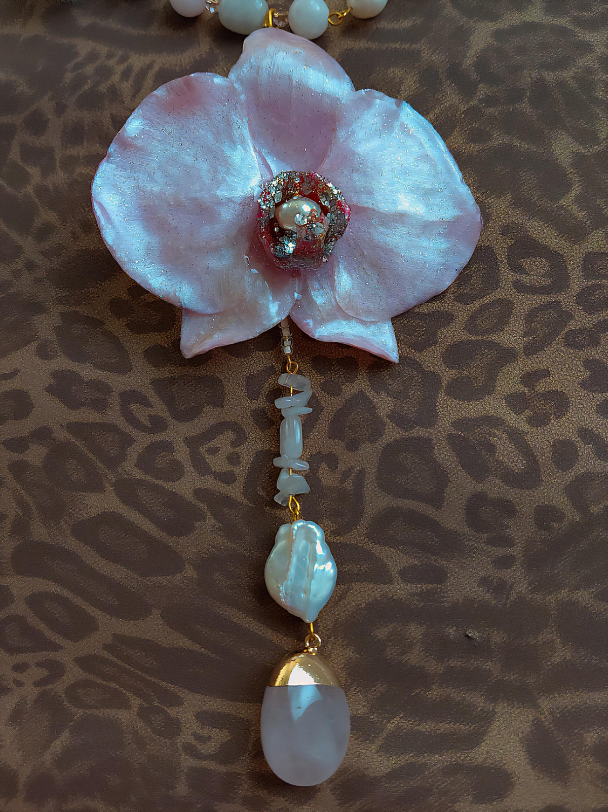 Collier orchidée des anges , fleur exotique résiné à la main, chaîne quartz rose & perles d’eau douce , bijou romantique,  Fait Main