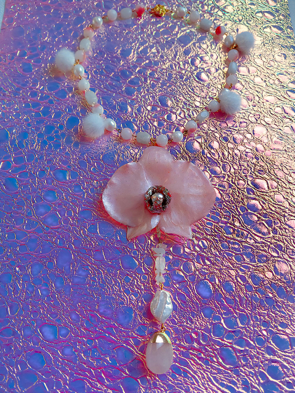 Collier orchidée des anges , fleur exotique résiné à la main, chaîne quartz rose & perles d’eau douce , bijou romantique,  Fait Main
