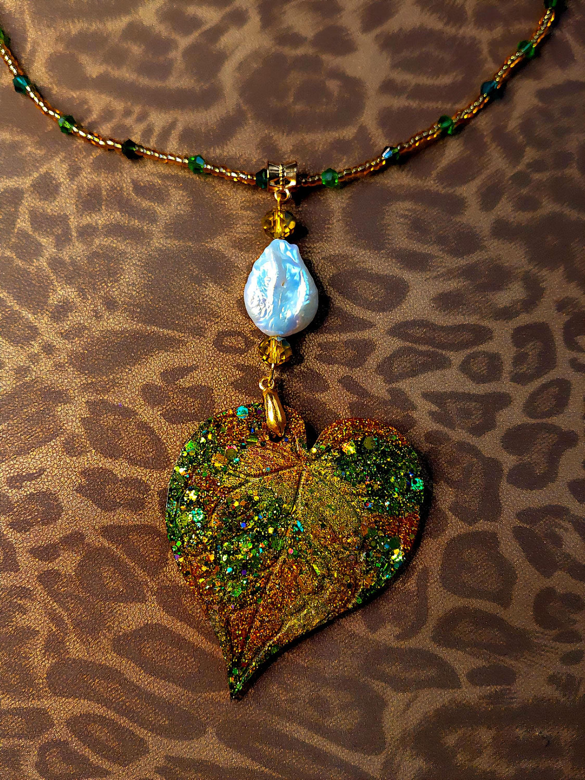 Collier Feuille Tropicale Féerique – Résine Artisanale, Cristal & Perles d’Eau Douce, Bijou Jungle Chic