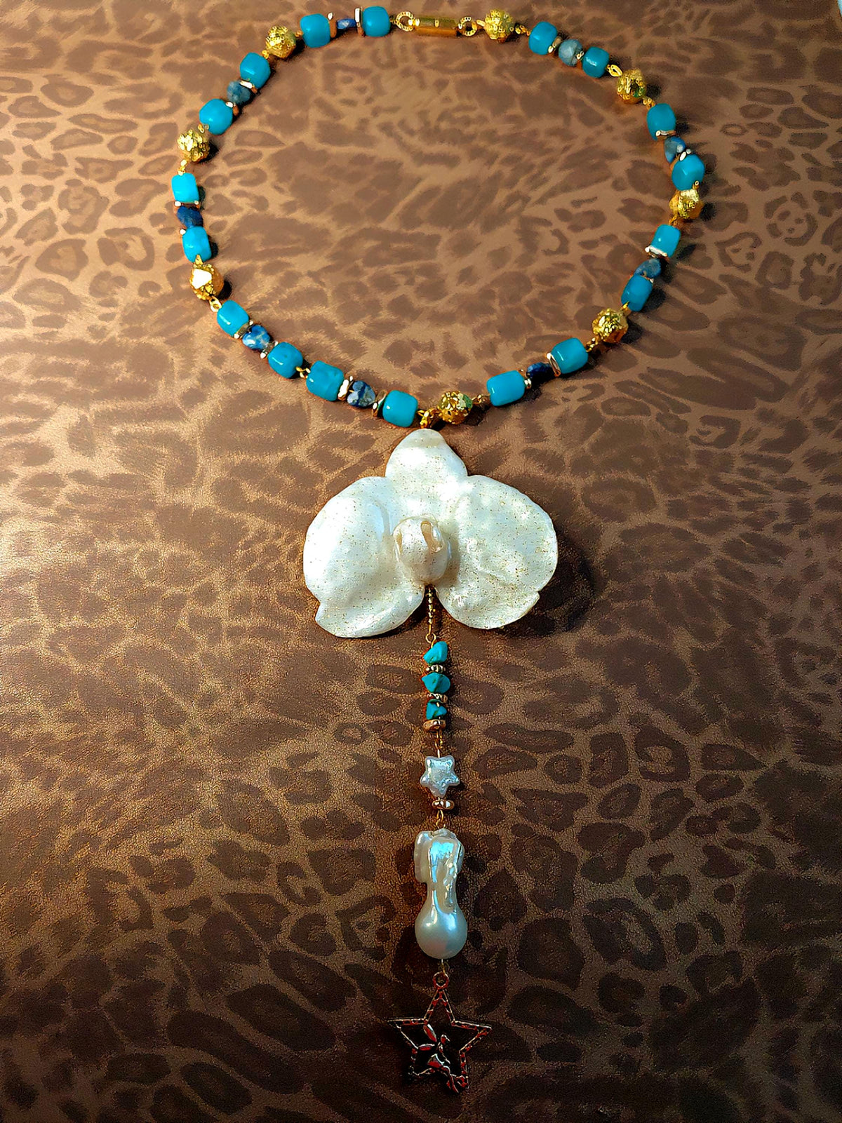 Collier orchidée des anges, fleur exotique résiné à la main, chaîne en perles d'amazonite, turquoise & Lapis-Lazuli, Bijou artisanal