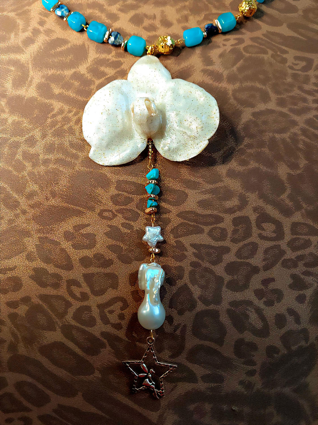 Collier orchidée des anges, fleur exotique résiné à la main, chaîne en perles d'amazonite, turquoise & Lapis-Lazuli, Bijou artisanal