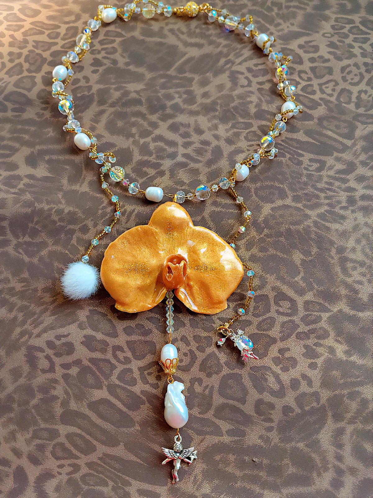 Collier Orchidée des anges , fleur exotique résinée Or – chaîne en perles d’eau douce, cristal & hématite, bijou  artisanal