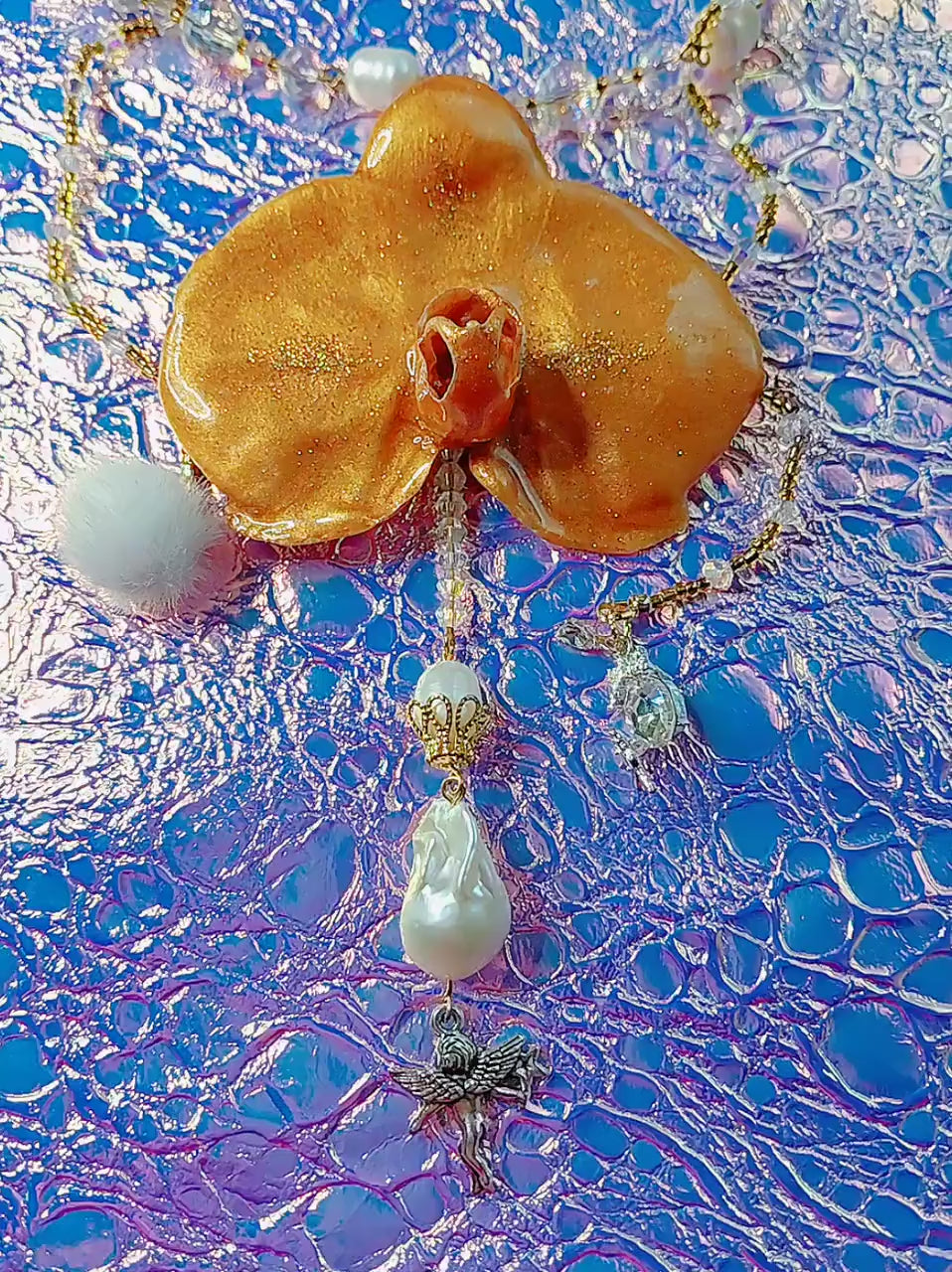 Collier Orchidée des anges , fleur exotique résinée Or – chaîne en perles d’eau douce, cristal & hématite, bijou  artisanal