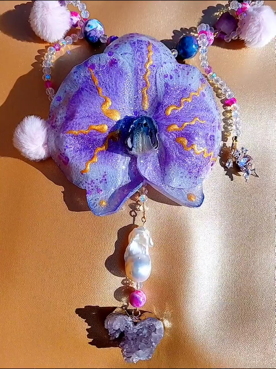 Collier Orchidée des anges en perles d’eau douce , améthyste & jaspe , serti d'un cœur en améthyste , bijou fleur exotique résiné à la main