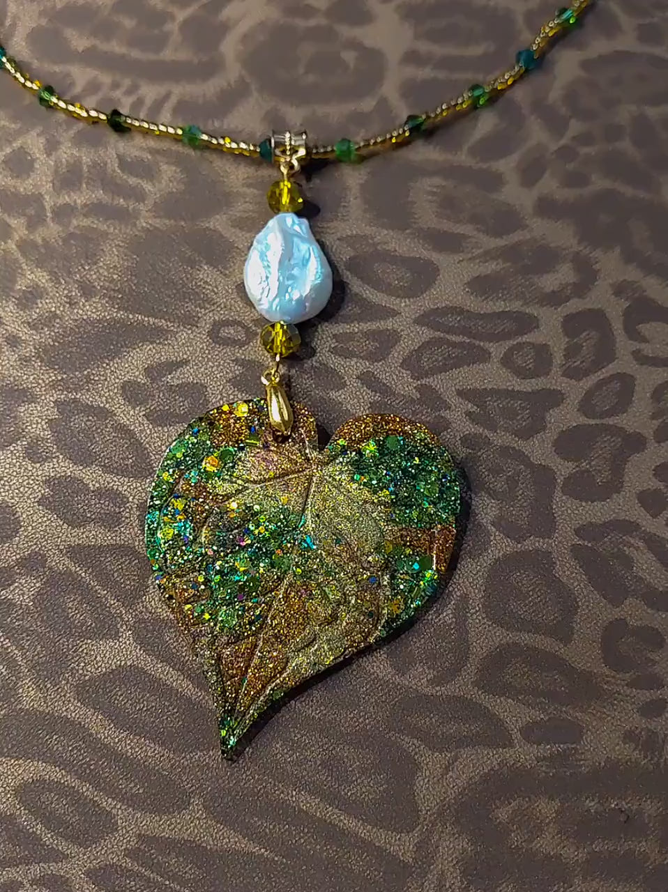 Collier Feuille Tropicale Féerique – Résine Artisanale, Cristal & Perles d’Eau Douce, Bijou Jungle Chic