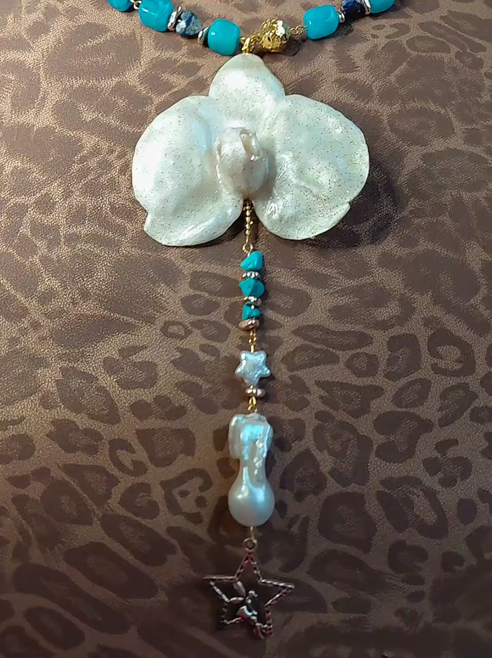 Collier orchidée des anges, fleur exotique résiné à la main, chaîne en perles d'amazonite, turquoise & Lapis-Lazuli, Bijou artisanal