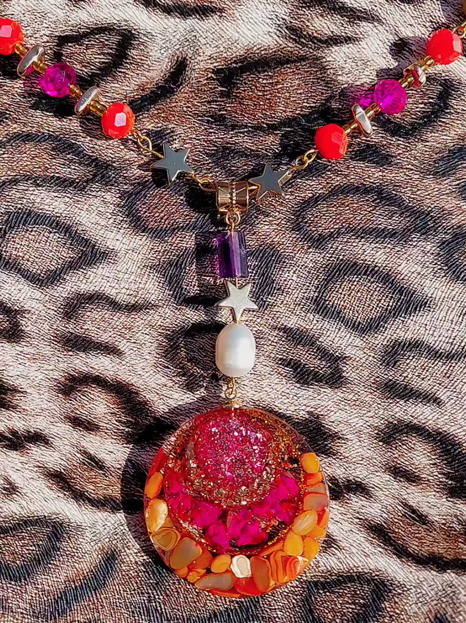 Collier safari en Afrique , pendentif résiné à la main , chaîne en cristal coloré , perles d’eau douce naturelle et hématite