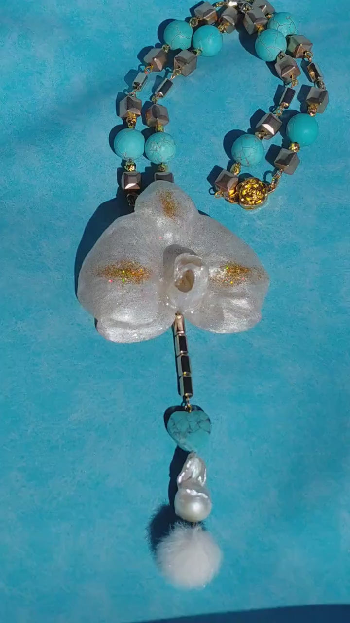 Collier orchidée des tropiques en perles d’eau douce naturelle , turquoise et hématite – bijou exotique fait main – Cadeau femme unique