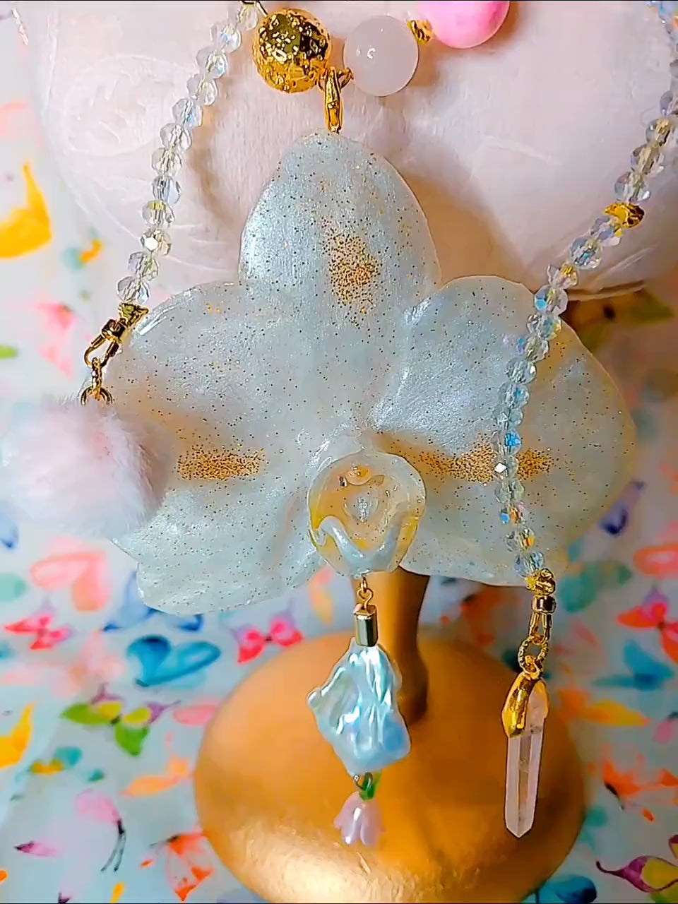 Collier orchidée " sourire d'ange " en quartz rose , perles d’eau douce & cristal , fleur résiné à la main , bijou féerique romantique