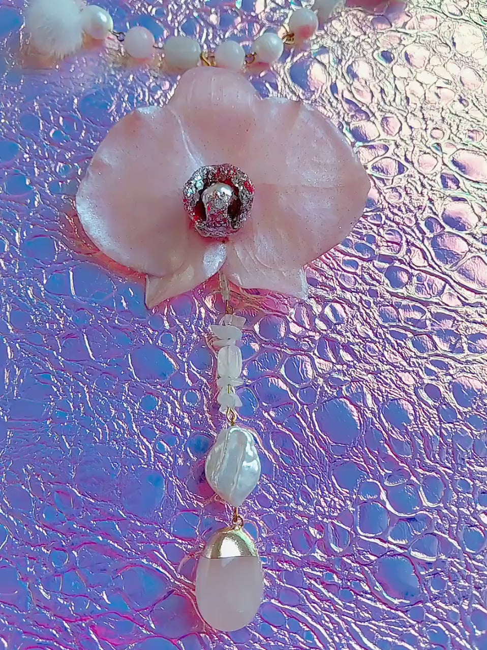 Collier orchidée des anges , fleur exotique résiné à la main, chaîne quartz rose & perles d’eau douce , bijou romantique,  Fait Main