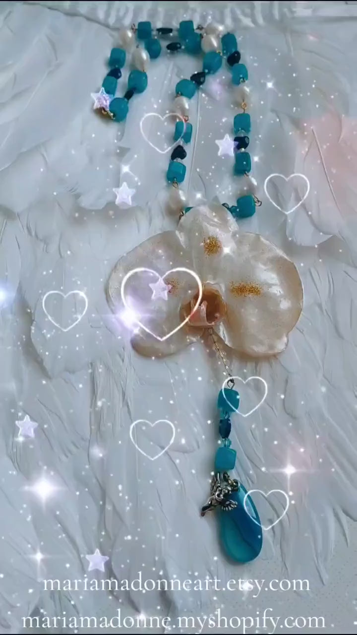 Collier Orchidée des anges en perles d’eau douce naturelle, amazonite & lapis-lazuli ,  bijou fleur naturelle résiné, fait main