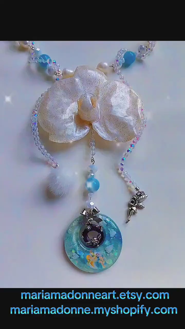 Collier Orchidée des anges résinée - Perles d’Eau Douce, Angelite , cristal- bijou féerique- fait main