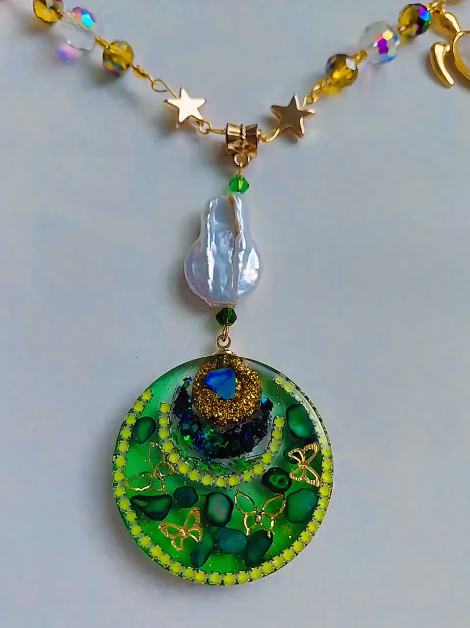 Collier " papillon des tropiques " pendentif  papillons or résiné à la main , chaîne perles d’eau douce, cristal & hématite, bijou tropical