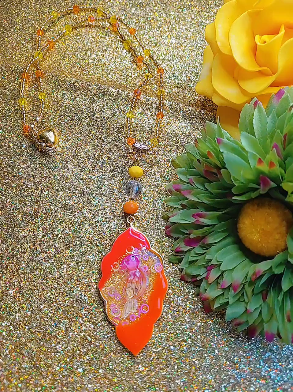Collier " coco brazil "  perroquet des îles tropicales, résiné à la main , serti de cristaux multicolores , Bijou artisanal